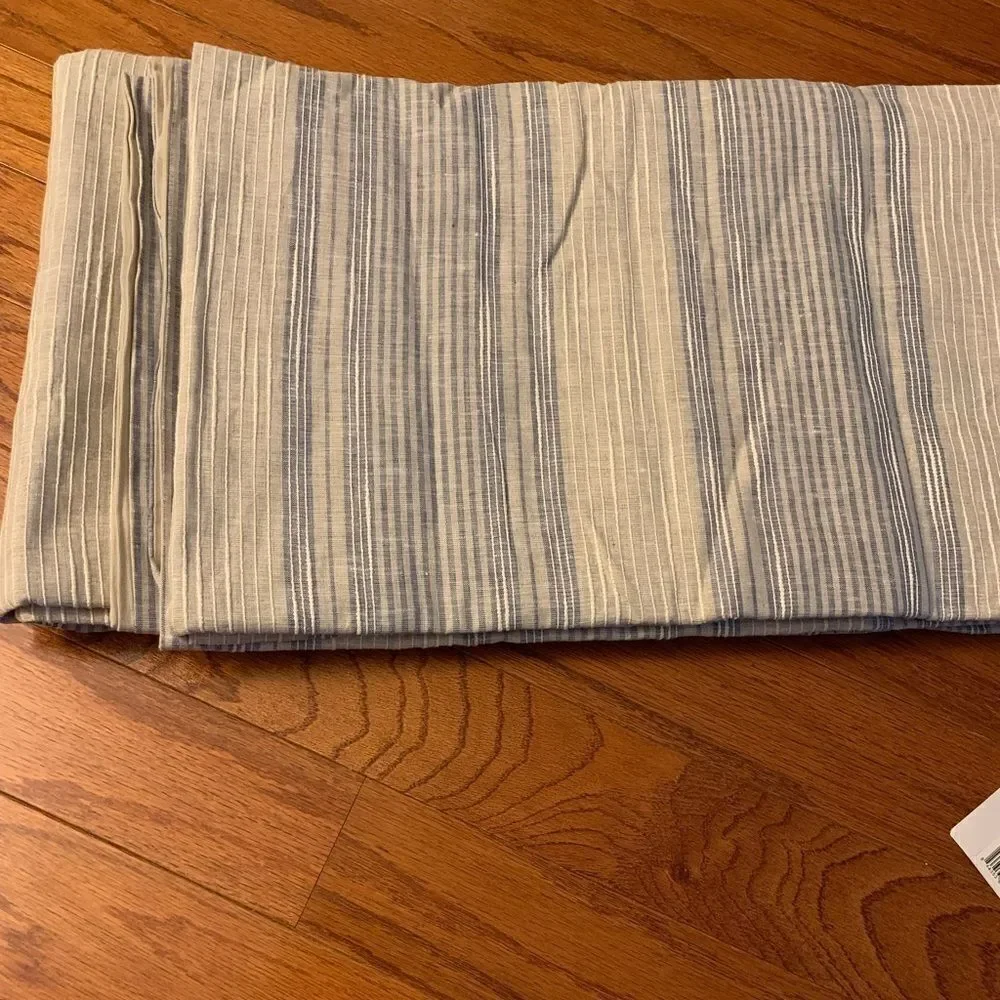 NWT 98” X 98” Queen Duvet